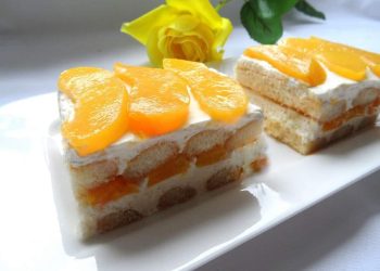 Biskuit-Pfirsich-Schnitten