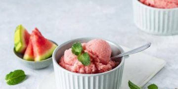 Wassermeloneneis: kühl und cremig, ein Genuss an heißen Sommernachmittagen!