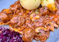 Hackbällchen in deftiger Zwiebel-Champignon Soße