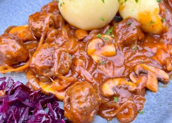 Hackbällchen in deftiger Zwiebel-Champignon Soße