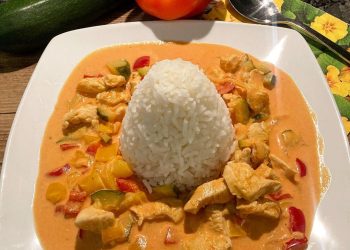 Paprika-Zucchini-Sahne Hähnchen mit Reis