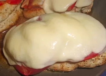 Hähnchenbrustfilet mit Tomate und Mozzarella