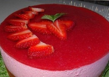 Super Fruchtige sommerliche Torte für viele Gelegenheiten: Erdbeermousse Torte