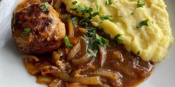 Frikadelle in Zwiebelsoße