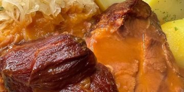 Kassler mit Sauerkraut und Kartoffeln