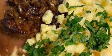 Zwiebelrostbraten auf „schwäbisch“ mit Trollingersößle und Spätzle