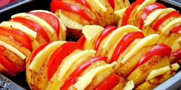 Schneiden Sie die Kartoffeln auf diese Weise und fügen Sie den Käse und die Tomate hinzu. Es wird so lecker sein: