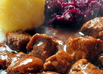 Rindergulasch mit Knödel und Apfel-Rotkohl