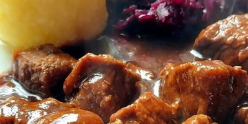 Rindergulasch mit Knödel und Apfel-Rotkohl