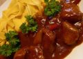 Gulasch mit Bandnudel
