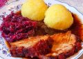 Schweinekrusten braten mit Klösse und Rotkohl