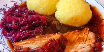 Schweinekrusten braten mit Klösse und Rotkohl