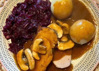 Schweinebraten mit Rotkohl und Knödeln