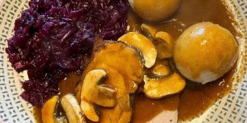 Schweinebraten mit Rotkohl und Knödeln