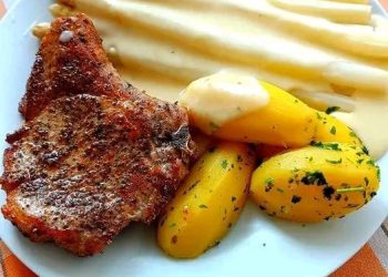 Spargel mit Sauce Hollandaise, neuen Kartoffeln und Kalbfleisch