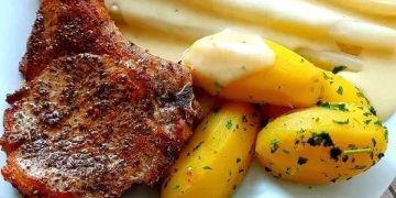 Spargel mit Sauce Hollandaise, neuen Kartoffeln und Kalbfleisch