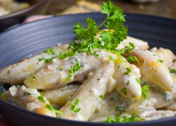 Gaumenfreude pur: Hühnersteaks in Champignon-Knoblauch-Sauce mit gebratenen Schupfnudeln