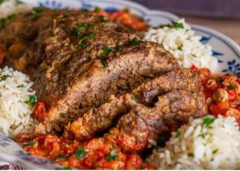 Paprika-Feta-Hackbraten aus dem Backofen mit Tomatensauce