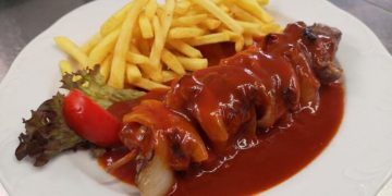 Schaschlik mit Pommes