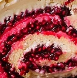 Elegante Himbeer-Weißschokolade-Biskuitrolle