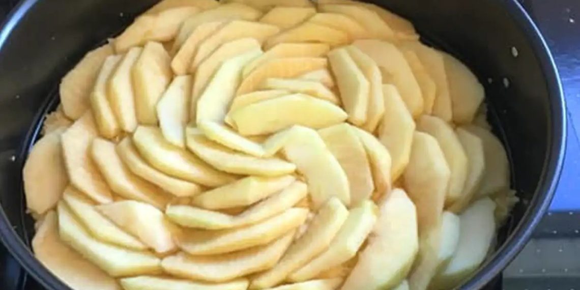 Apfelkuchen mit Sahne-Pudding-Guss