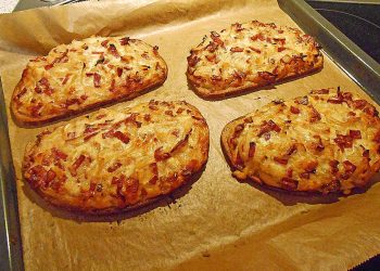 ZWIEBELKUCHEN-SCHNITTE