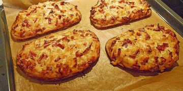 ZWIEBELKUCHEN-SCHNITTE