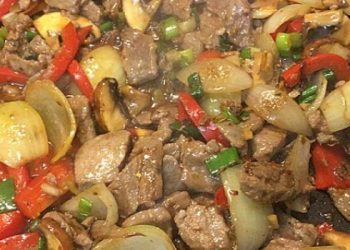 Chinesisches Rindfleisch mit Zwiebeln und Paprika