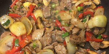 Chinesisches Rindfleisch mit Zwiebeln und Paprika
