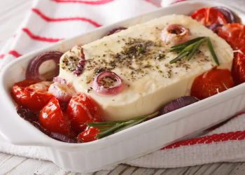 Einfache Gebackener Feta mit Kräutern und Tomaten