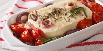Einfache Gebackener Feta mit Kräutern und Tomaten