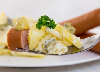 Kartoffelsalat und Würstchen