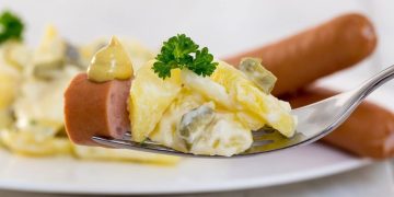 Kartoffelsalat und Würstchen