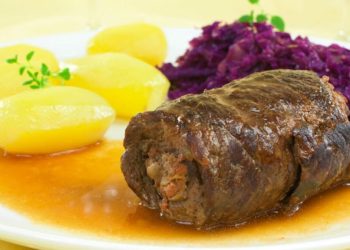 Rouladen mit Rotkohl und Kartoffeln