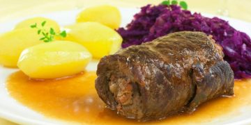 Rouladen mit Rotkohl und Kartoffeln