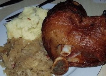 Schweinshaxe auf Sauerkraut
