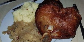 Schweinshaxe auf Sauerkraut