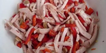  WURST SALAT MIT PAPRIKA UND MAIS