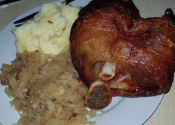 Schweinshaxe auf Sauerkraut