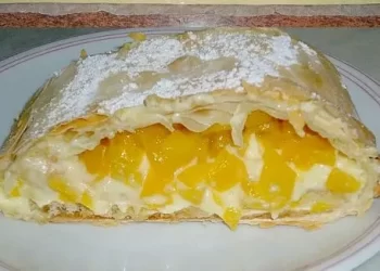 Blitz-Pfirsichstrudel mit Puddingcreme