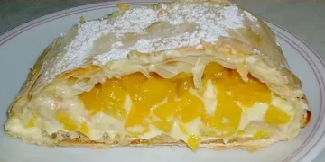 Blitz-Pfirsichstrudel mit Puddingcreme