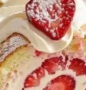 Erdbeer-Swirl-Kuchenrolle
