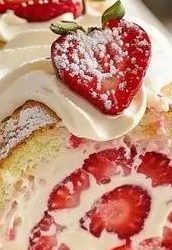Erdbeer-Swirl-Kuchenrolle