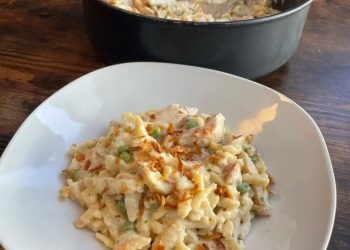 Cremige Spätzlepfanne mit Hühnerbrust und Röstzwiebeln