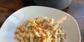 Cremige Spätzlepfanne mit Hühnerbrust und Röstzwiebeln