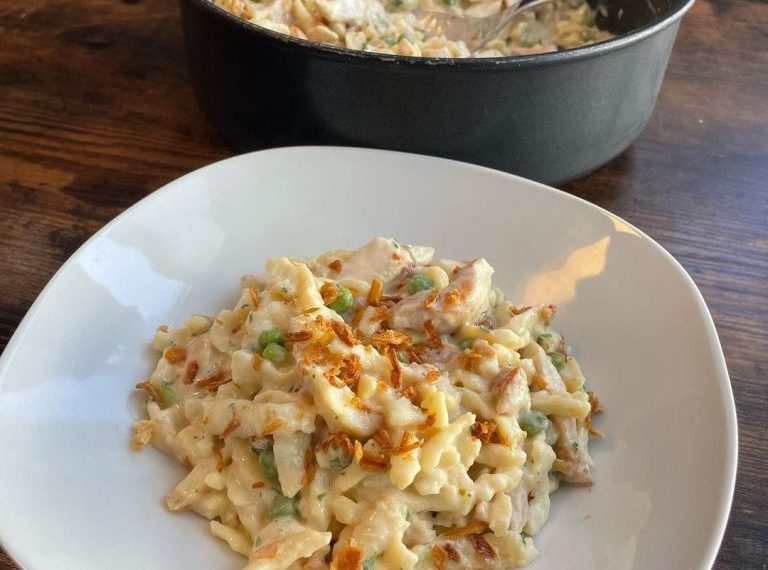 Cremige Spätzlepfanne mit Hühnerbrust und Röstzwiebeln