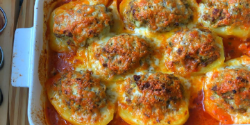 Gefüllte Kartoffeln mit Hackbällchen in Tomatensoße