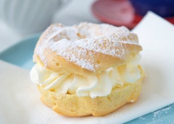 Windbeutel mit Vanillecreme-Sahne-Füllung