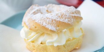 Windbeutel mit Vanillecreme-Sahne-Füllung