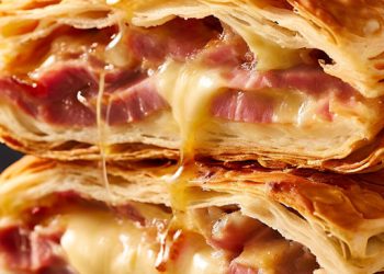 Ruck-zuck Blätterteigstrudel gefült mit Schinken und Käse, in 5-10 Minuten im Ofen!